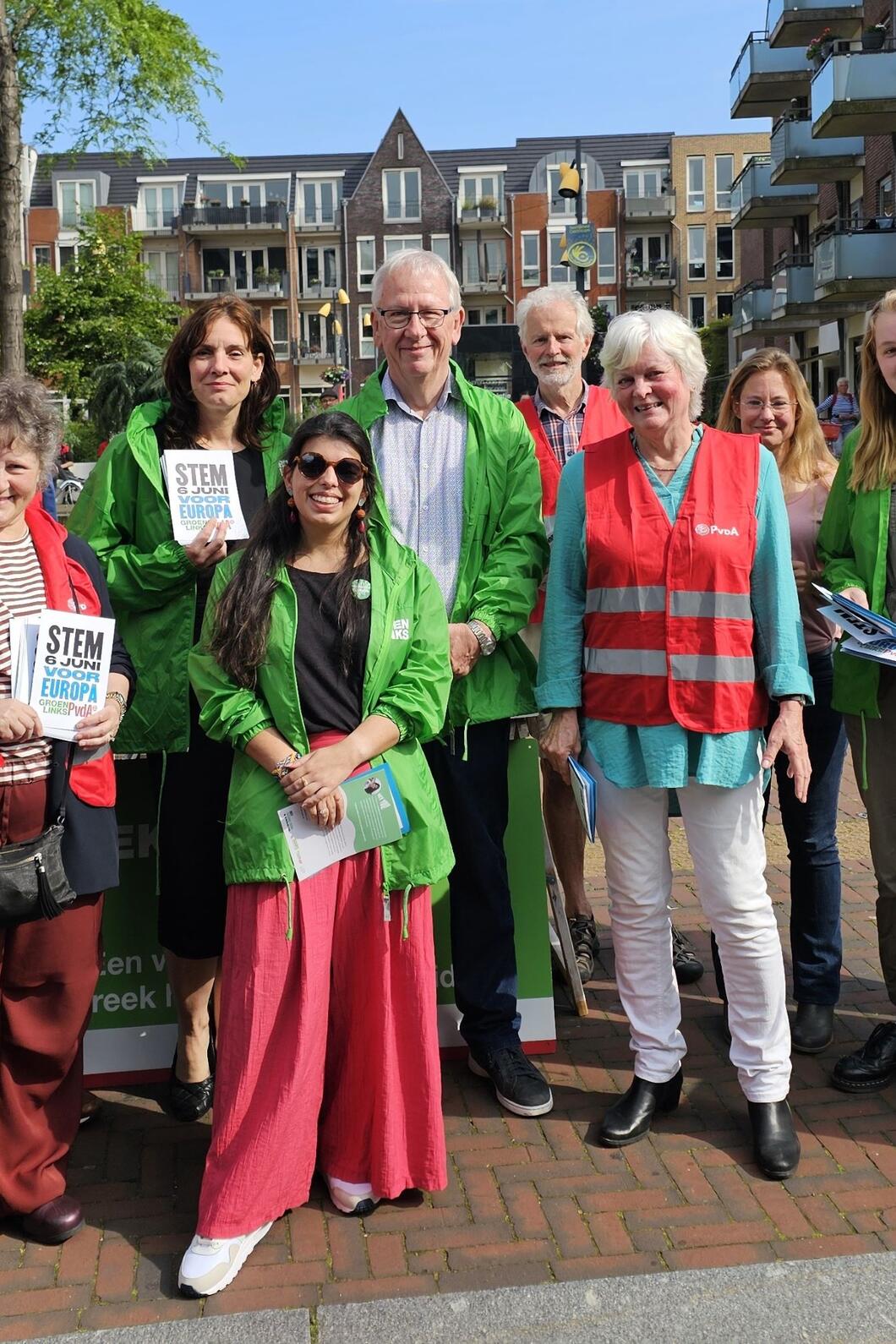 Catarina Vieira, kandidaat Europarlementarier, en raadsleden van GL en PvdA op de Castricumse weekmarkt voor ons maandelijkse politieke spreekuur.