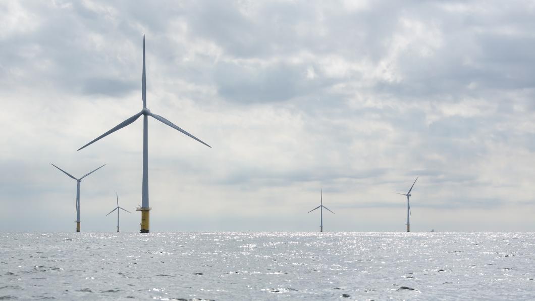 Vier windmolens staan in de noordzee