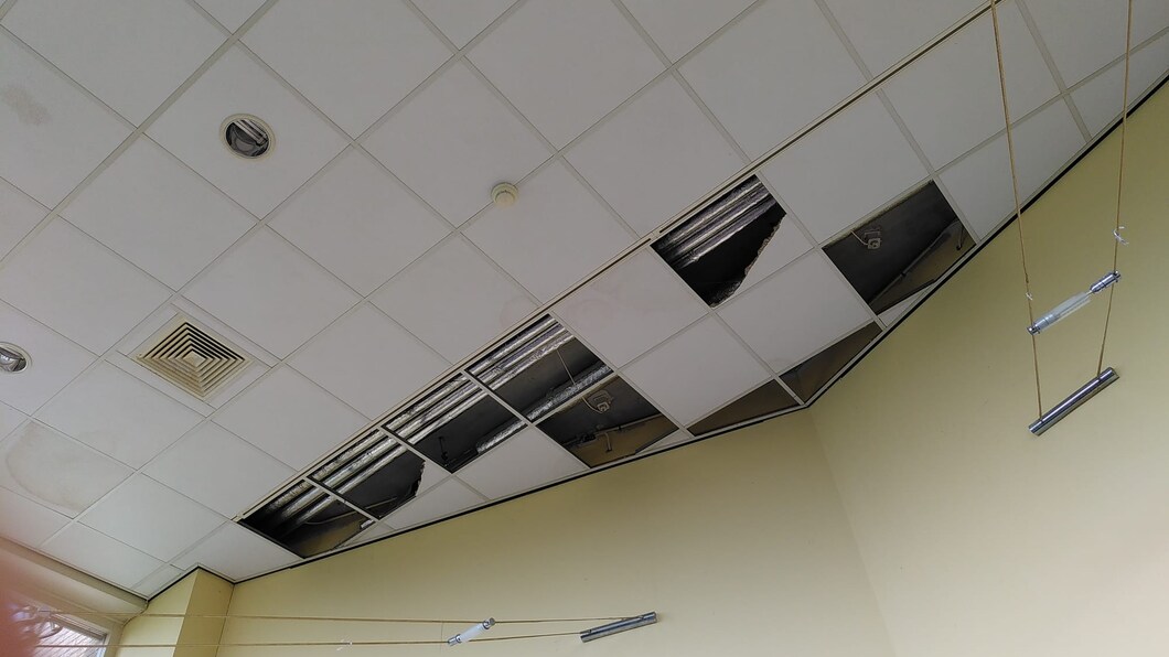 Foto van een kapot plafond in een van de flexwoningen in Limmen.