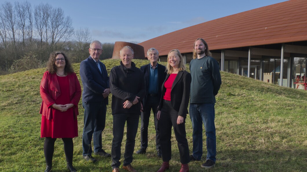 Van links naar rechts: Hannie Lutke Schipholt, Frits Puhl, Gerard Brinkman, Aart Waterman, Marieke Kooter en Valentijn Brouwer op het grasveld bij Huis van Hilde