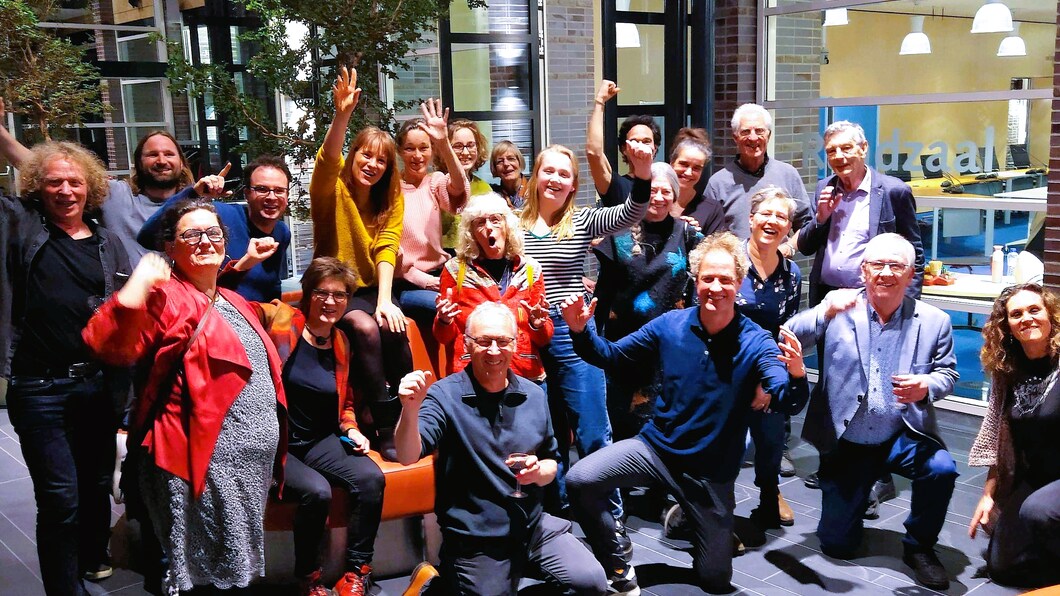 Een groepsfoto van het team van GroenLinks in het gemeentehuis in Castricum, op de avond van de verkiezingsuitslag van de gemeenteraadsverkiezingen 2022