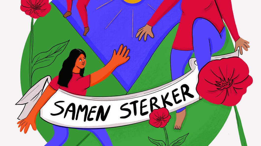 Een getekende afbeelding van drie mensen op groene bergen tegen een blauwe lucht en met rode bloemen op de voorgrond, met daarbij de tekst 'samen sterker'