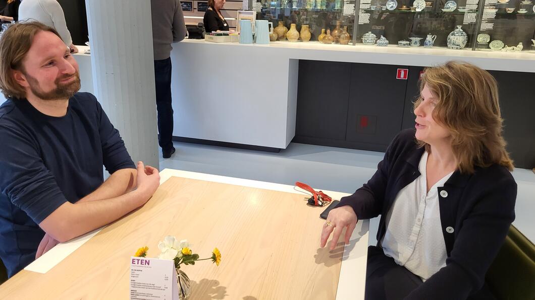 Valentijn Brouwer en Christi Klinkert in gesprek in het Stedelijk Museum Alkmaar