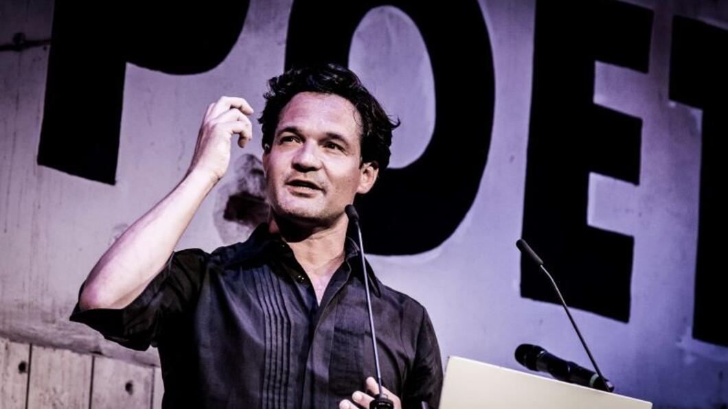 Foto van dichter Thomas Möhlmann tijdens NorthSeaPoetry. Foto gemaakt door Martin Waalboer