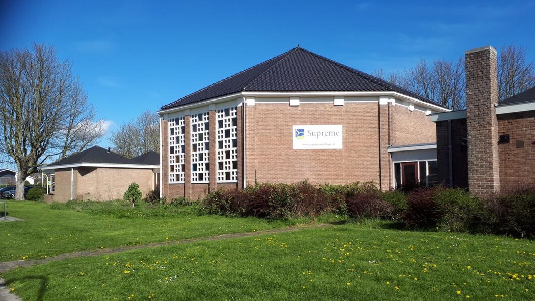 Foto van het Supreme College, in de voormalige Maranatha kerk