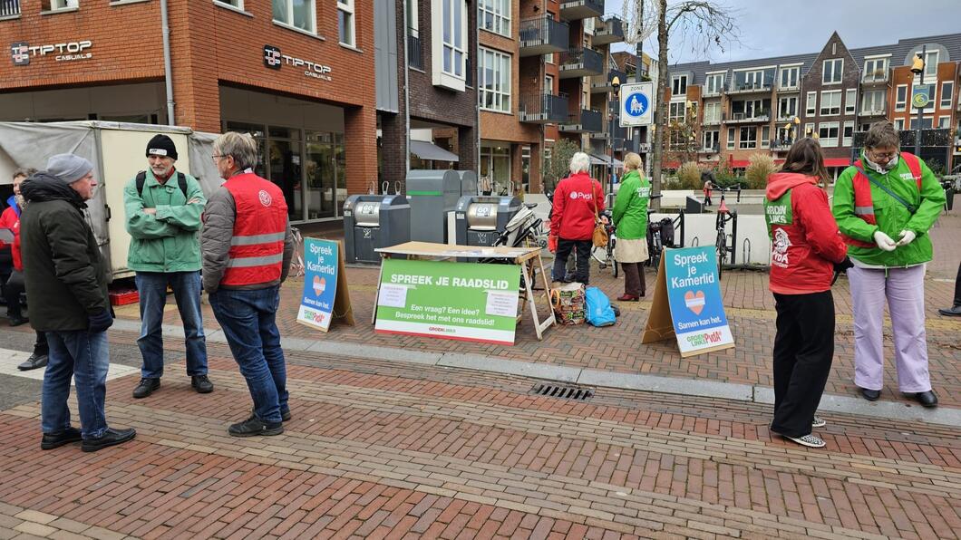 Kandidaat-kamerleden Margreet de Boer en Paulien Gankema samen met GroenLinks- en PvdA-raadsleden op de Castricumse weekmarkt