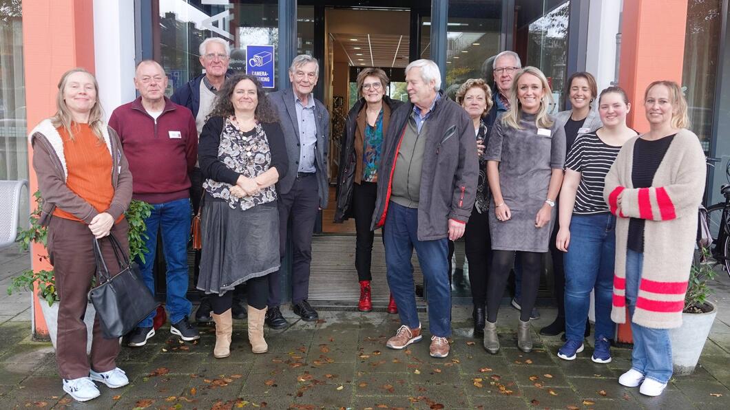 Raadsleden van GroenLinks en PvdA Castricum samen met delegatie van Viva!Zorggroep voor de ingang van Woonzorgcentrum De Boogaert.