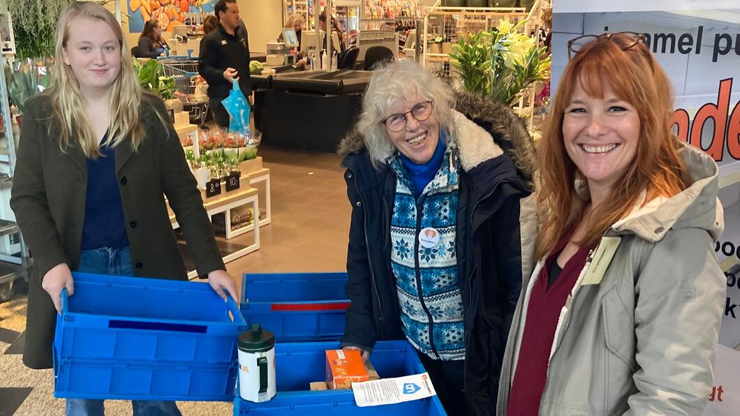 Felien, Marleen en Ezra, GroenLinks-vrijwilligers, doen mee aan de inzamelingsactie voor de Voedselbank IJmond-Noord