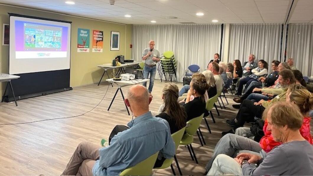 Foto van de bijeenkomst waarmee we de campagne voor de Tweede Kamerverkiezingen aftrapten. Gerard Brinkman vertelt op deze foto hoe Huis-aan-Huizen in zijn werk gaat en waarom dat zo belangrijk is.