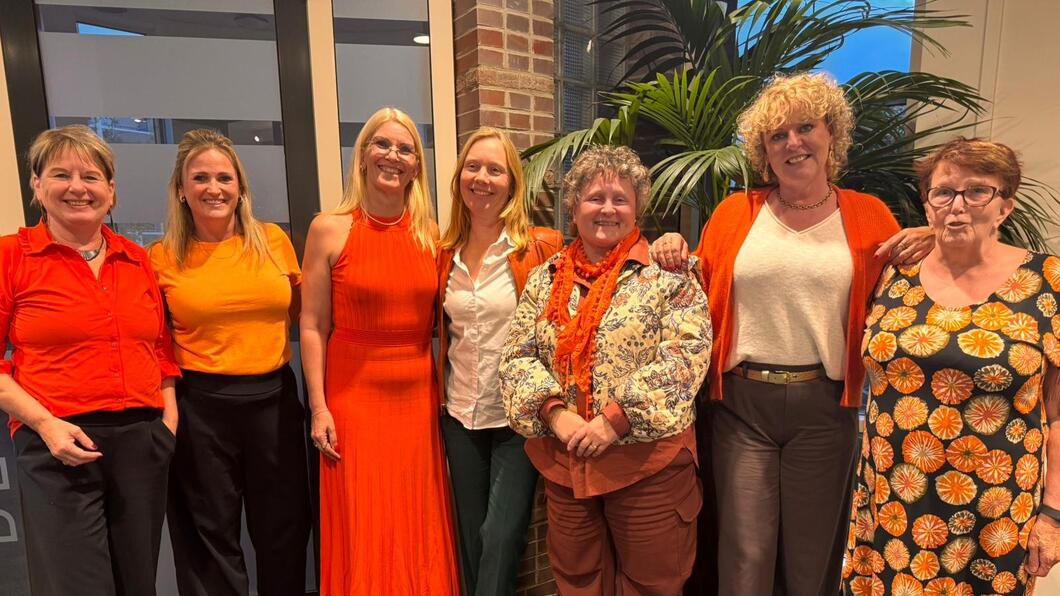 Een foto van alle vrouwelijke raadsleden in Castricum, die in het oranje gekleed waren vanwege Orange the World