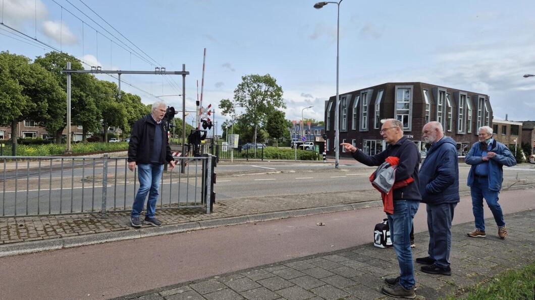  gesprek over de situatie op de overweg, vlnr Alex van der Leest, Gerard Brinkman, Gerrit Krouwel en Aad Nijmeijer (fotograaf Mia Wijten)