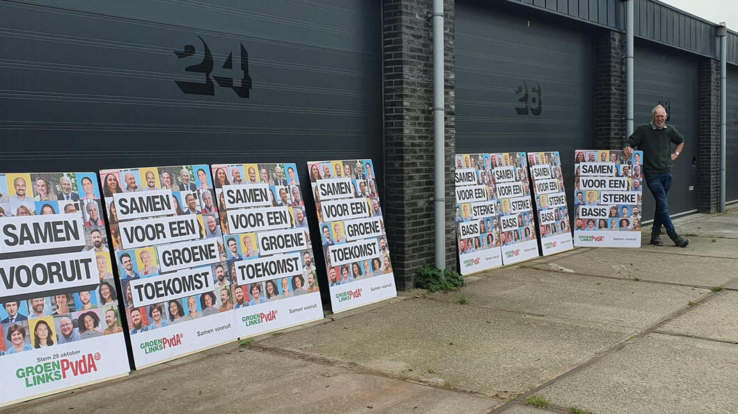 Foto van onze verkiezingsborden, net geplakt door onze vrijwilligers