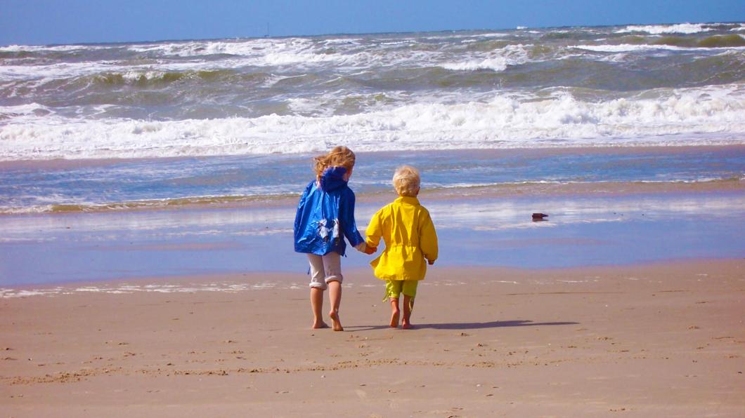 kindjes op het strand.jpg