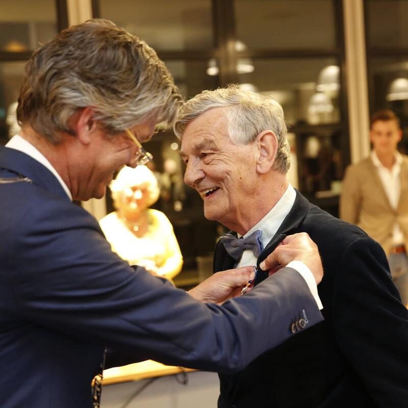 Aart Waterman ontvangt een koninklijke onderscheiding van Burgemeester Toon Mans.