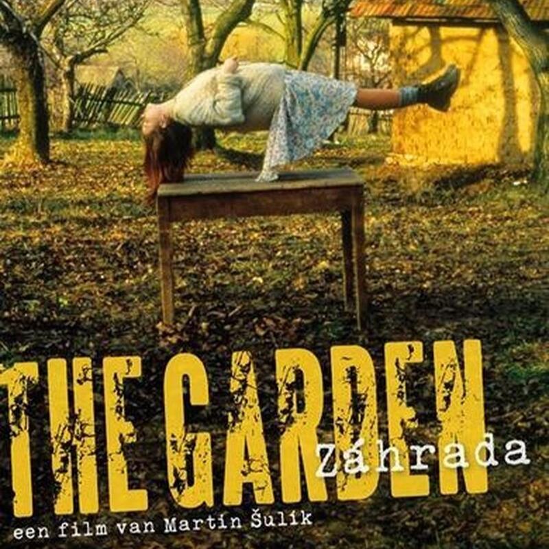 Filmposter The Garden van Martin Šulík. Een vrouw zweeft boven een tafel in de tuin, met gouden licht van een ondergaande zon. In gele letters de filmtitel 'The Garden'.