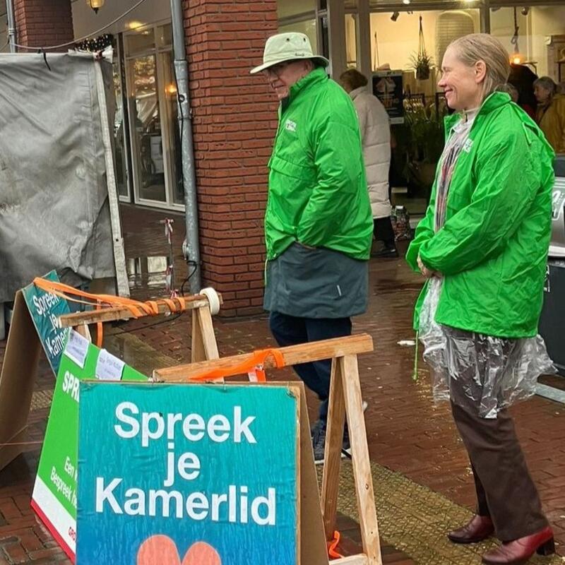 Raadsleden van GroenLinks en PvdA Castricum trotseerden de regen.