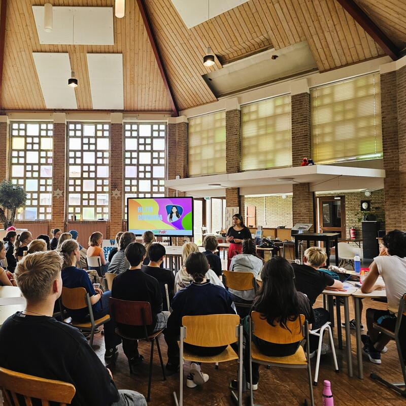 Catarina Vieira, kandidaat Europarlementarier, is op bezoek bij leerlingen van het Supreme college