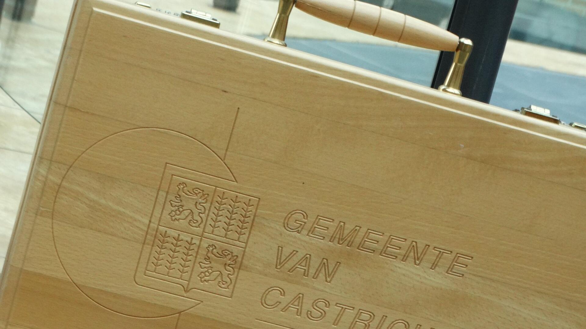 Het houten koffertje van de Gemeente Castricum, dat wordt gebruikt voor de jaarlijkse begroting.