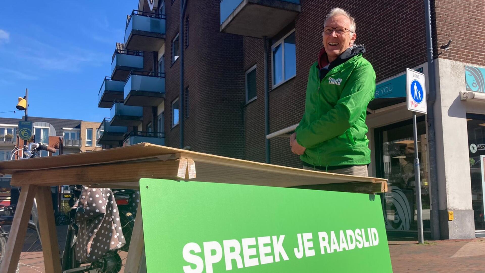 Gerard Brinkman staat klaar voor Spreek je Raadslid op de Castricumse weekmarkt