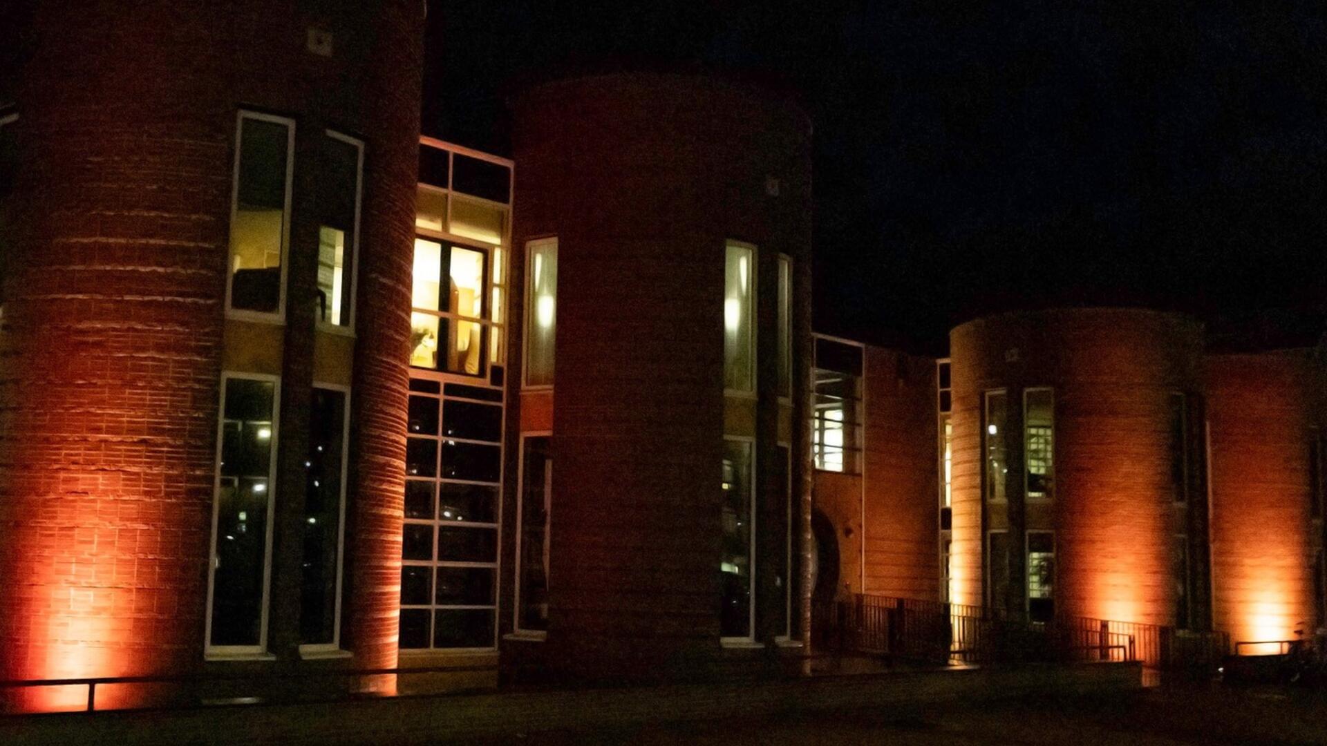 Het gemeentehuis van Castricum kleurt oranje voor Orange the World