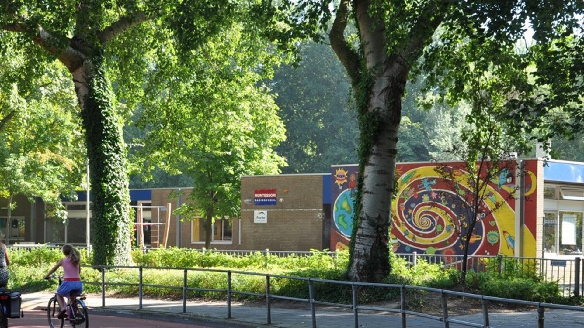 Foto van het oude schoolgebouw van de Montessori, aan de Koekoeksbloem in Castricum. Op de foto is de muurschildering gezien, ontworpen door Ada Stoop.