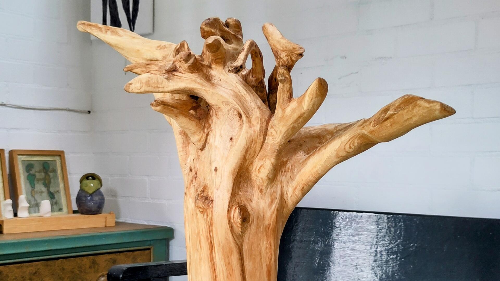 Fragment van een van Mia Wijten's houtkunstwerken