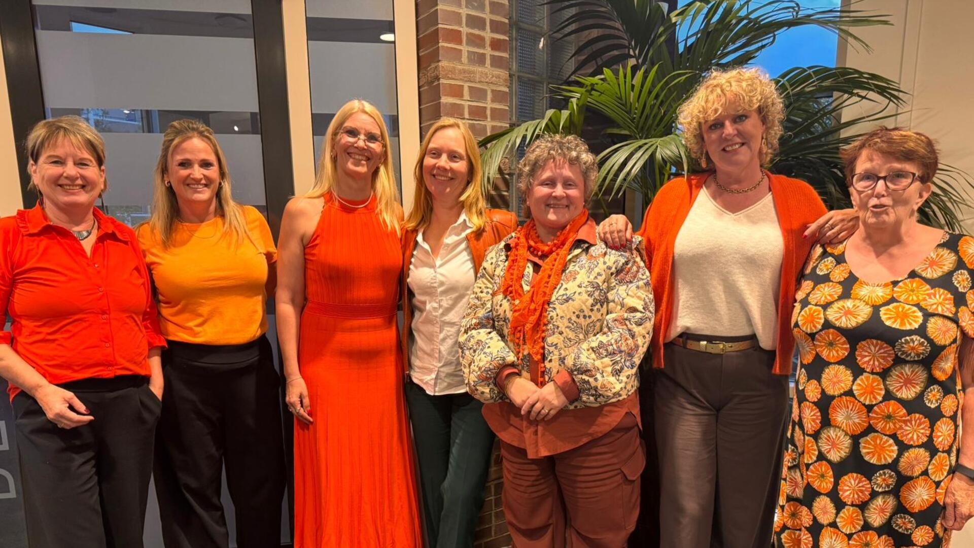 Een foto van alle vrouwelijke raadsleden in Castricum, die in het oranje gekleed waren vanwege Orange the World