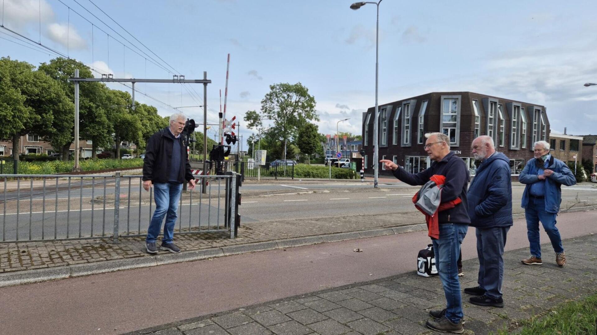  gesprek over de situatie op de overweg, vlnr Alex van der Leest, Gerard Brinkman, Gerrit Krouwel en Aad Nijmeijer (fotograaf Mia Wijten)