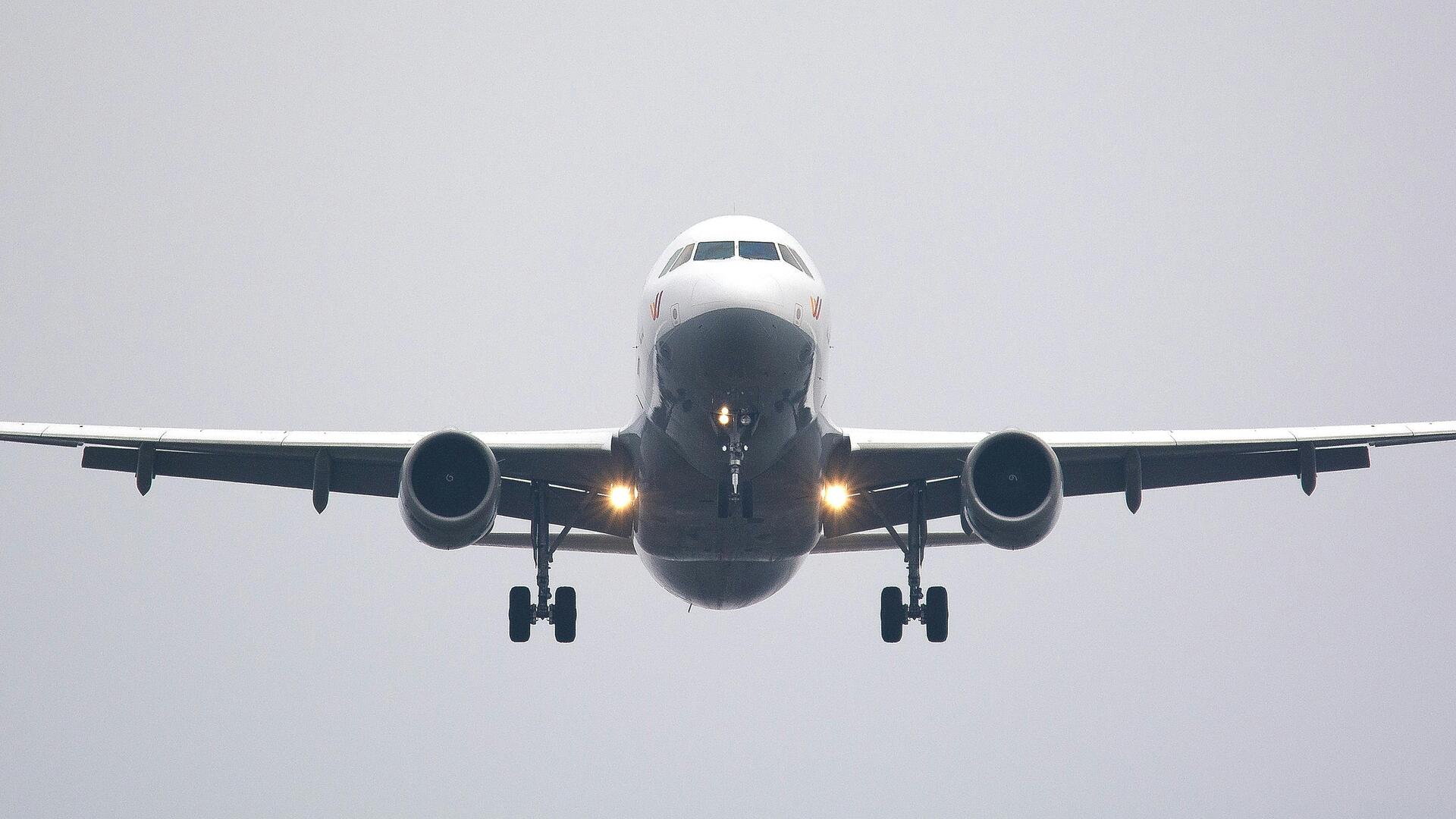 Close-up foto van een vliegtuig dat aan komt vliegen.