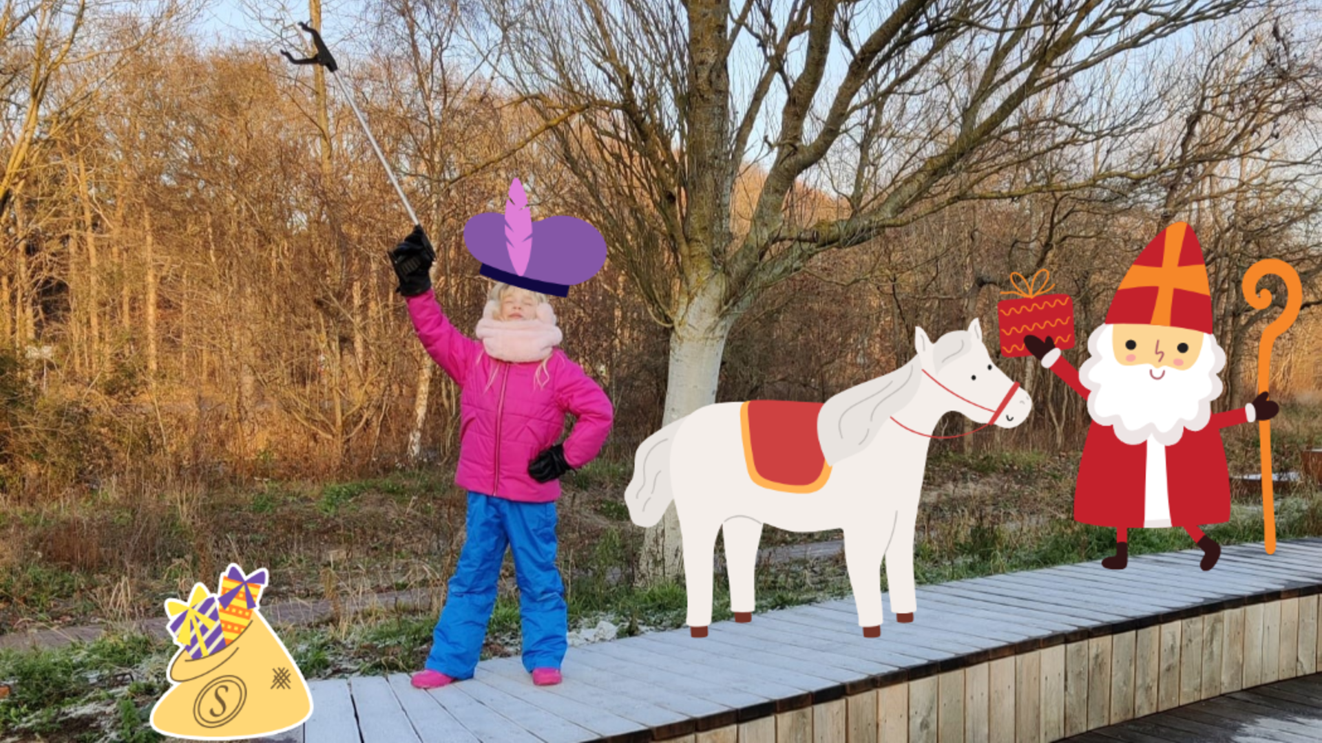 Foto van een meisje met plogstok, met naast haar illustraties van Sinterklaas, zijn paard en een zak met kadootjes. Het meisje heeft een pietenmuts op.