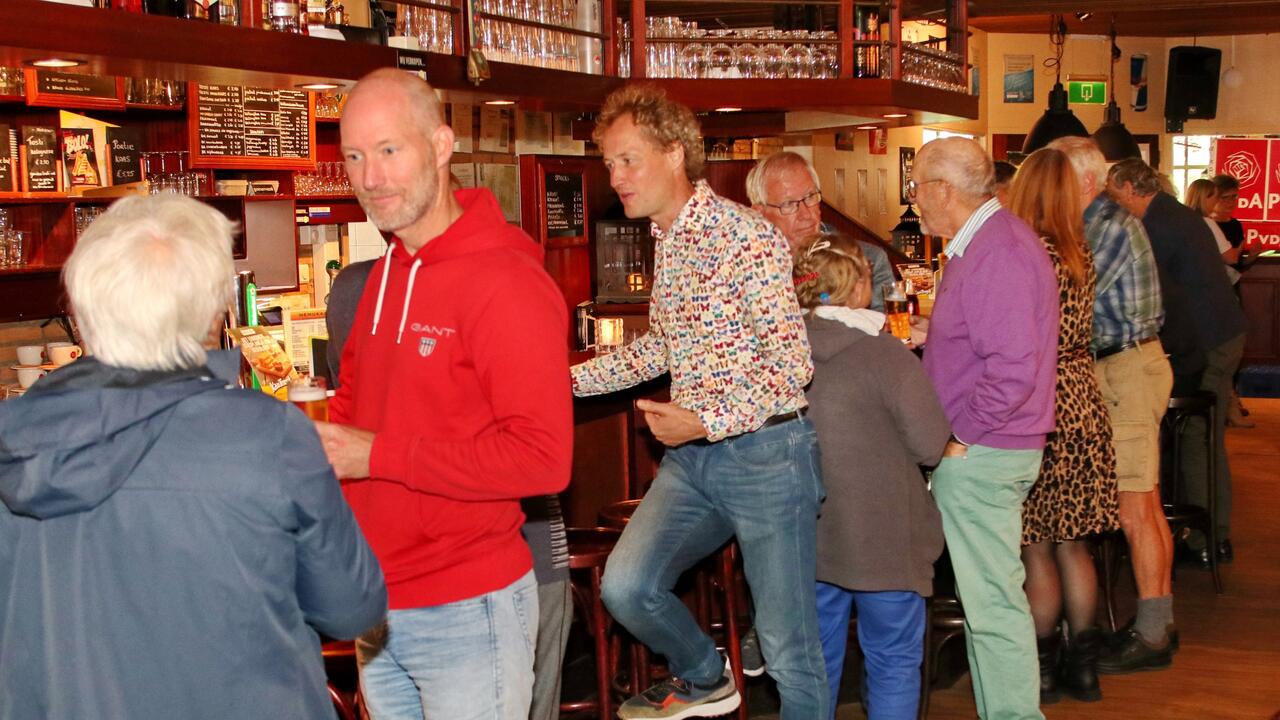 foto tijdens de zeepkistsessie in oktober 2022, mensen in gesprek aan de bar