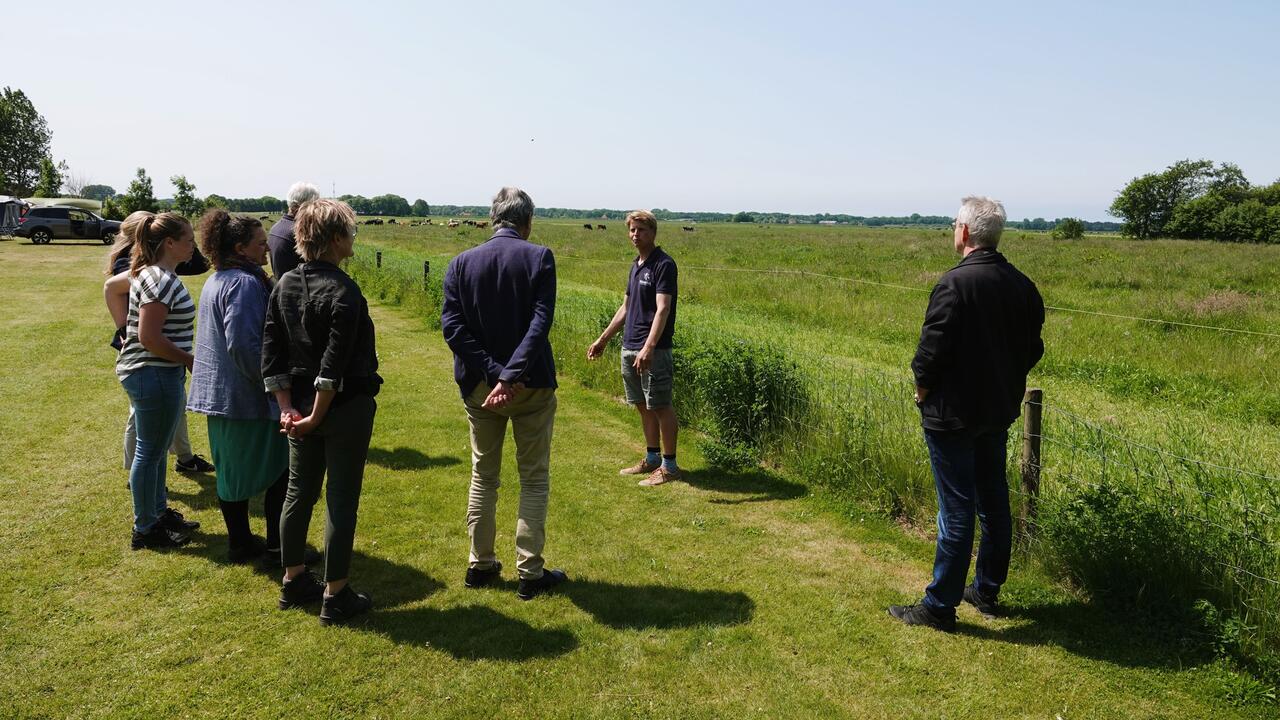 De GroenLinks-fractie luistert naar agrarisch ondernemer Cees Welboren tijdens het werkbezoek aan boerderij en mini-camping De Westert