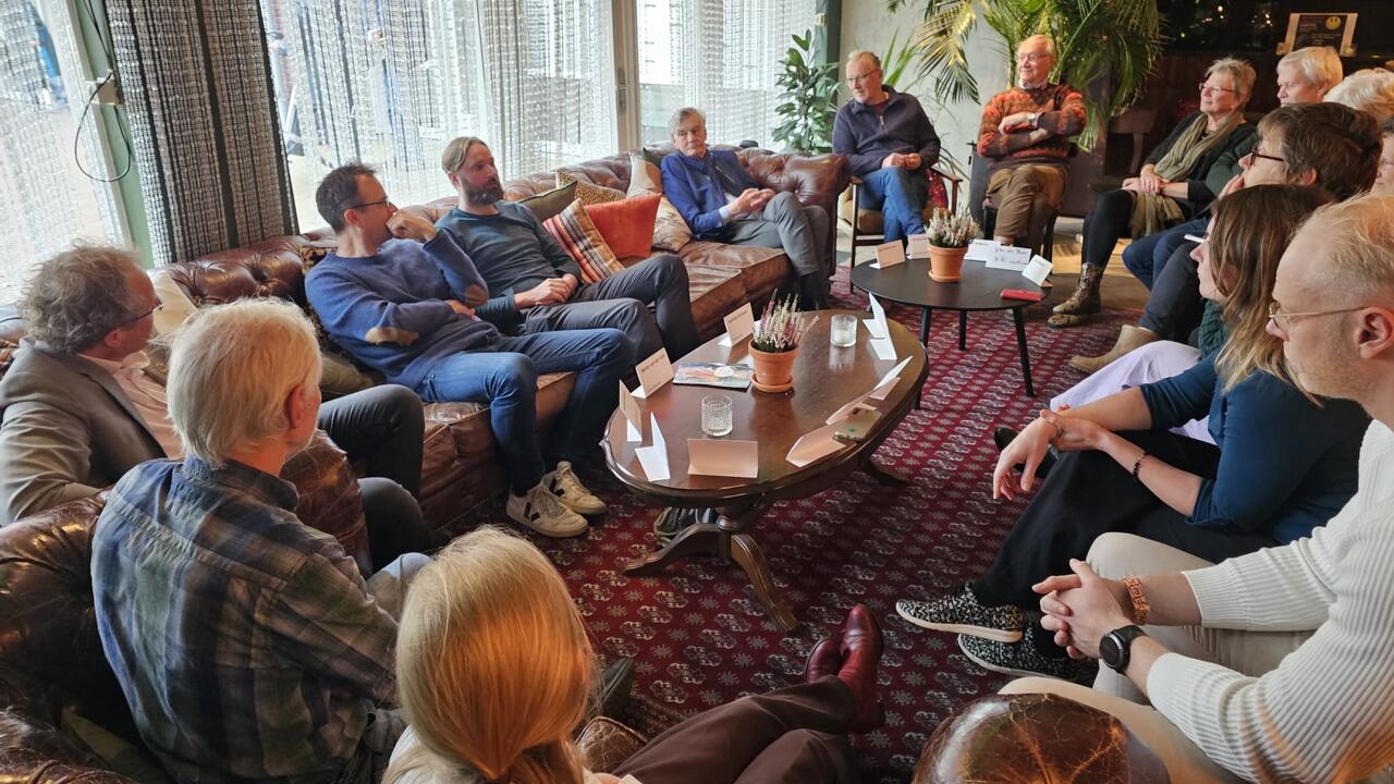 Paulien Gankema en Margreet de Boer hadden een huiskamerbijeenkomst met belangrijke organisaties uit Castricum die zich bezighouden met klimaat, duurzaamheid en energietransitie: Transitie Castricum, Herenboeren, Duurzaam bouwloket, CALorie, de Klimaatburgemeester, Extinction Rebellion en Meer bomen Nu.